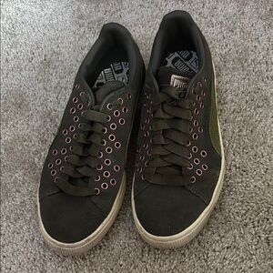 Puma Black Sneakers with Classic Minimalist Style